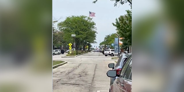 La policía de Illinois inició una persecución de un sospechoso relacionado con un tiroteo en un desfile del 4 de julio el lunes.