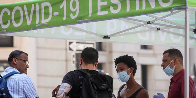 Ľudia čakajú na testy na koronavírusové ochorenie (COVID-19) na vyskakovacom testovacom mieste v New Yorku 11. júla 2022.