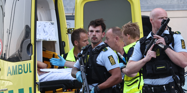 Des personnes sont évacuées du centre commercial Fields à Copenhague, au Danemark, le 3 juillet 2022 après que les médias danois ont signalé une fusillade.