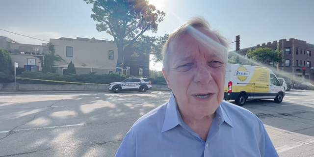 Tiroteo en Highland Park: Dick Durbin llama a los votantes a elegir políticos a favor del control de armas después del ataque del desfile El senador de Illinois Dick Durbin reacciona al ataque de Highland Park el martes por la mañana