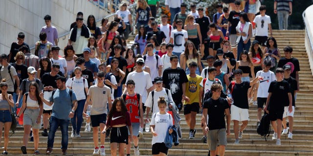 Hit by COVID-19, EU population shrinks for second year running Hit by COVID-19, EU population shrinks for second year running