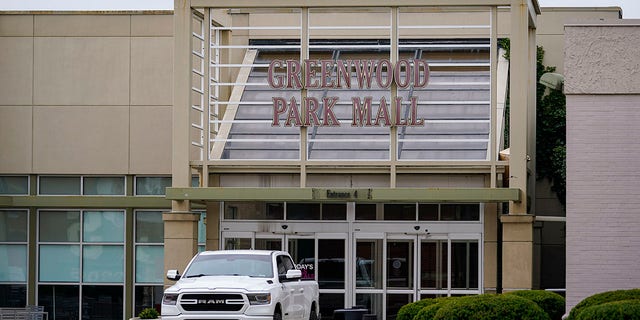 Un camión bloquea la entrada al cerrado Greenwood Park Mall en Greenwood, Indiana, el lunes.