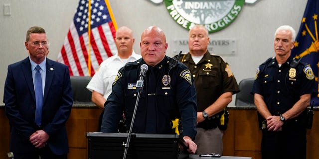 El jefe de policía de Greenwood, James Ison, habla durante una conferencia de prensa en el centro de la ciudad de Greenwood en Greenwood, Indiana, el lunes.