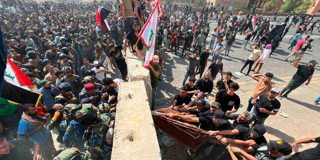Los manifestantes se reúnen en un puente que conduce a la Zona Verde en Bagdad, Irak, el sábado 30 de julio de 2022.