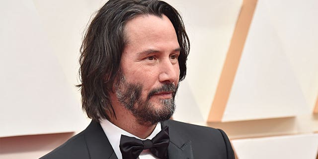 Keanu Reeves went viral after he patiently answered all of the questions a 14-year-old boy asked him while waiting at baggage claim.