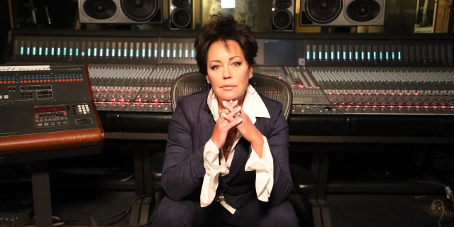 Kelly Lang berbicara dengan sangat menyukai lagu-lagu dari dekade sebelumnya "yang Anda dengar di toko kelontong sekarang." Dia bilang dia punya "semangat untuk lagu-lagu hebat" — dan ingin orang lain, terutama mereka yang akan datang, mengetahui dari mana lagu-lagu itu berasal dan apa artinya bagi orang lain.