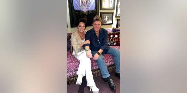 Kelly Lang berfoto bersama suaminya, penyanyi-penulis lagu musik country TG Sheppard.  Dia menyebutnya batu dukungannya. 