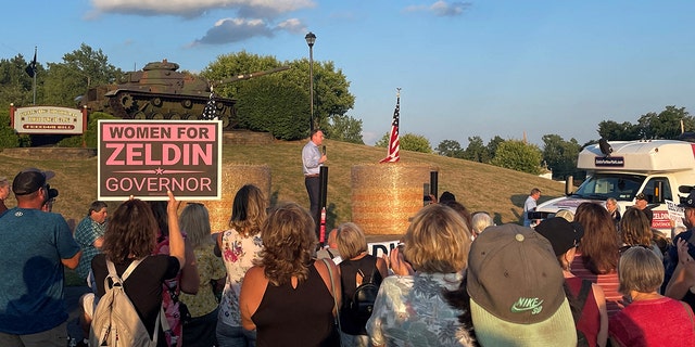 Congressman Lee Zeldin stands on stage during his stump speech, before an alleged attack on him, in Fairport, 纽约, 美国, 七月 21, 2022. 