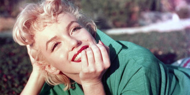 Marilyn Monroe posing for picture