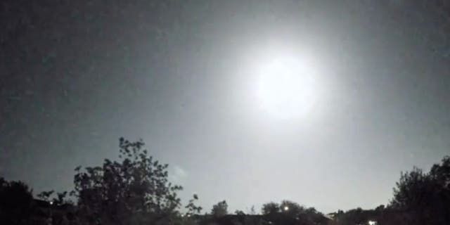 Una bola de fuego de Texas ilumina el cielo nocturno cerca de Austin