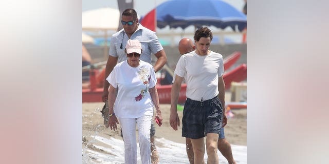 Temsilciler Meclisi Başkanı Nancy Pelosi, D-Calif., Bağımsızlık Günü hafta sonu boyunca İtalya'da sahilde yürüyor.