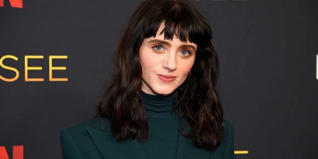 "Stranger Things" star Natalia Dyer was issued an apology online after a cosmetic injector made comments about Botox.