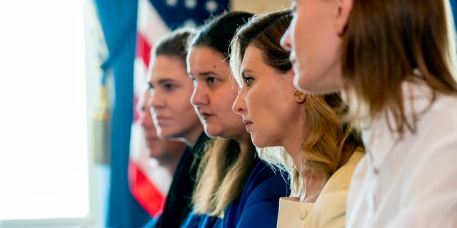 Ukrayna'nın Amerika Birleşik Devletleri Büyükelçisi Oksana Markarova, soldan ikinci, Ukrayna'nın first lady'si Olena Zelenska'ya katıldı, 19 Temmuz 2022 Salı günü First Lady Jill Biden ile Beyaz Saray'da görüştü.