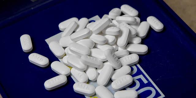 Comprimidos do Hydrocodone à base de opioides exibidos em uma farmácia em Portsmouth, Ohio, em 21 de junho de 2017. 