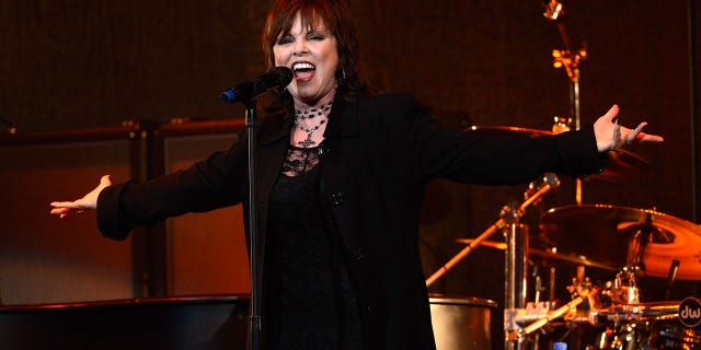 Pat Benatar halts performances of "Hit Me With Your Best Shot."