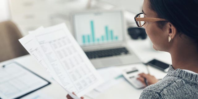 L'homme a d'abord été surpayé en raison d'une erreur de paie. 