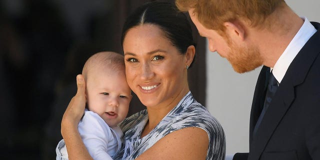 哈里王子, Duke of Sussex and Meghan, Duchess of Sussex and their baby son Archie Mountbatten-Windsor at a meeting with Archbishop Desmond Tutu at the Desmond &安培; Leah Tutu Legacy Foundation during their royal tour of South Africa on September 25, 2019 在开普敦, 南非.