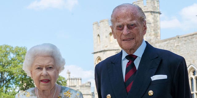 La reina Isabel II y el príncipe Felipe, duque de Edimburgo, visitaron el castillo de Windsor en su septuagésimo aniversario de bodas. 