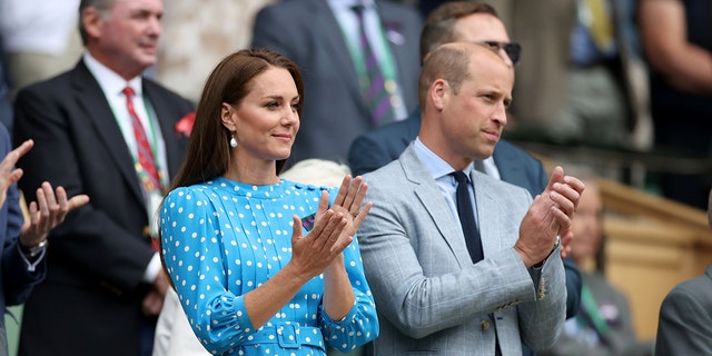 Le prince William duc de Cambridge de Grande-Bretagne et son épouse Kate Middleton, duchesse de Cambridge, applaudissent dans la loge royale lors du match de quart de finale masculin entre Novak Djokovic de Serbie et Jannik Sinner d'Italie au championnat de tennis de Wimbledon à Londres, en Grande-Bretagne, le 5 juillet 2022. 