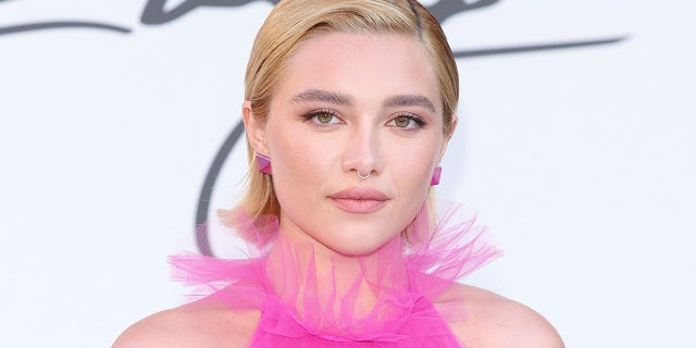 Florence Pugh arremete contra las críticas por su vestido transparente mostrando sus pechos: “Qué.  Este.  Entonces.  Siniestro.