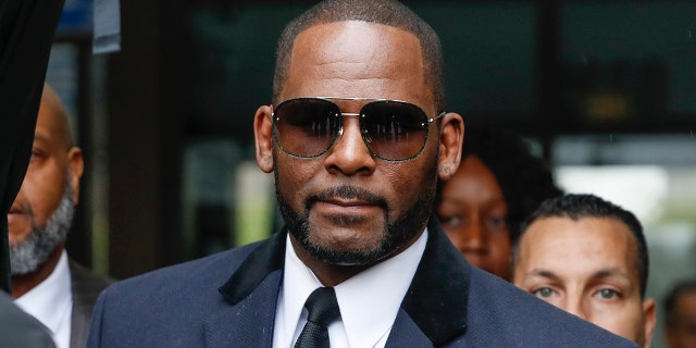 R. Kelly leaves the Leighton Criminal Court Building after a hearing on sexual abuse charges on May 7, 2019 in Chicago, Illinois. - Kelly is charged with 10 counts of aggravated sexual abuse. (Photo by KAMIL KRZACZYNSKI / AFP) (Photo credit should read KAMIL KRZACZYNSKI/AFP via Getty Images)