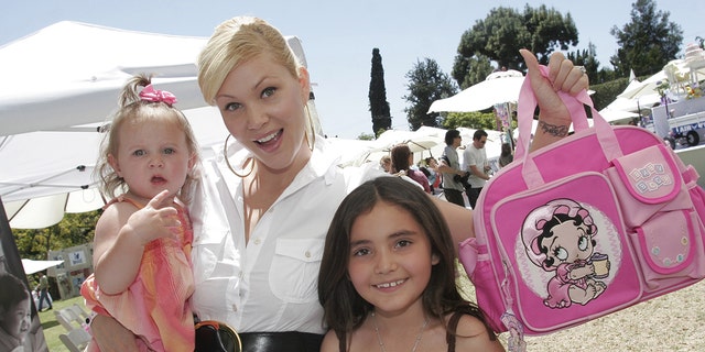 Shanna Moakler and her daughters Atiana De La Hoya (right) and Alabama Barker (left) in 2007.