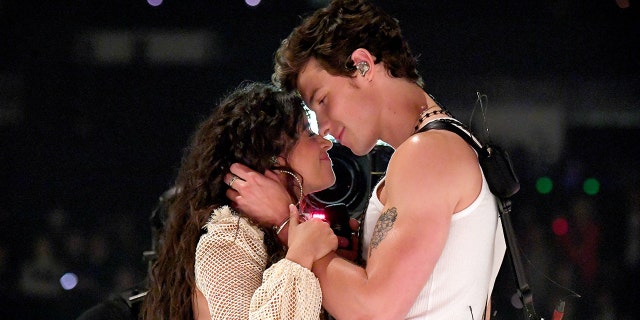 Camila Cabello i Shawn Mendes występują na scenie podczas MTV Video Music Awards 2019 w Prudential Center w New Jersey 26 sierpnia 2019 roku.  (Zdjęcie: Jeff Kravitz/FilmMagic)