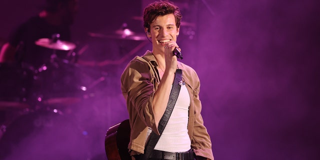 Shawn Mendes si esibisce sul palco durante il suo 8° anno "Possiamo sopravvivere" Audacy in concerto all'Hollywood Bowl il 23 ottobre 2021 a Los Angeles, California.  (Foto di Amy Sussman/Getty Images per Audacy)