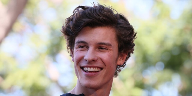 Shawn Mendes pozuje, gdy odbiera gwiazdę Sir Luciana Grange'a na Hollywood Walk of Fame 23 stycznia 2020 r. W Hollywood w Kalifornii.  (Zdjęcie: David Livingston/Getty Images)