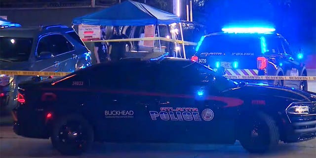 La policía responde al tiroteo fuera de la gasolinera de Atlanta.