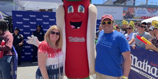 Valerie Solimini y Frankie Capobianco, ambos de Boston, se unieron a miles de juerguistas empapados de sol en el famoso concurso de comer perritos calientes de Nathan el 4 de julio de 2022 en Coney Island, Nueva York.