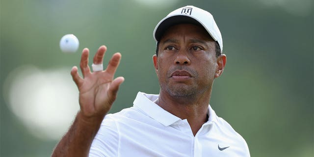 Tiger Woods si prepara per l'Open Championship nel 2022.