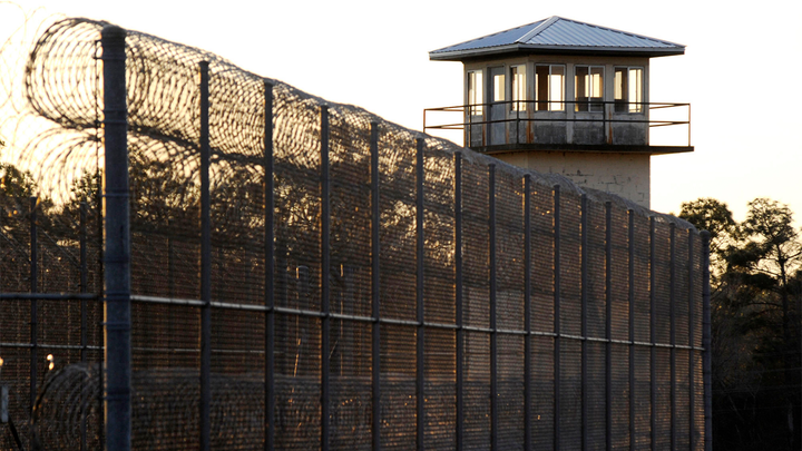 Only in America: Reporter’s skirt too short for execution