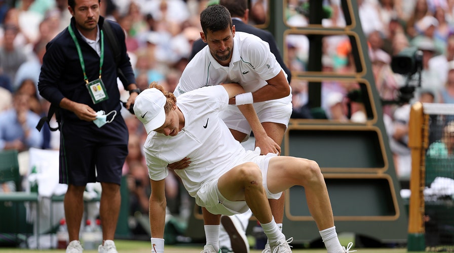 温网 2022: Novak Djokovic climbs over net to help Jannik Sinner after hard fall