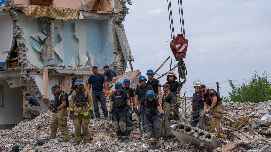 Ukraine apartment missile rescue teams rubble