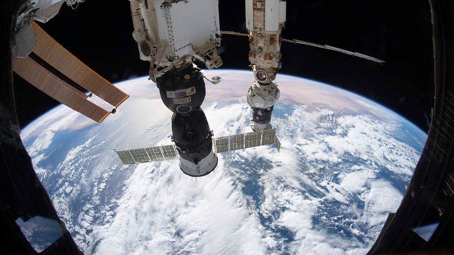 NASA, la Estación Espacial Internacional orbitaba a 264 millas sobre el mar Tirreno con la nave tripulada Soyuz MS-19 acoplada al módulo Rassvet y el módulo Prichal, aún unido a la nave de reparto Progress, acoplado al módulo multiusos Nauka.