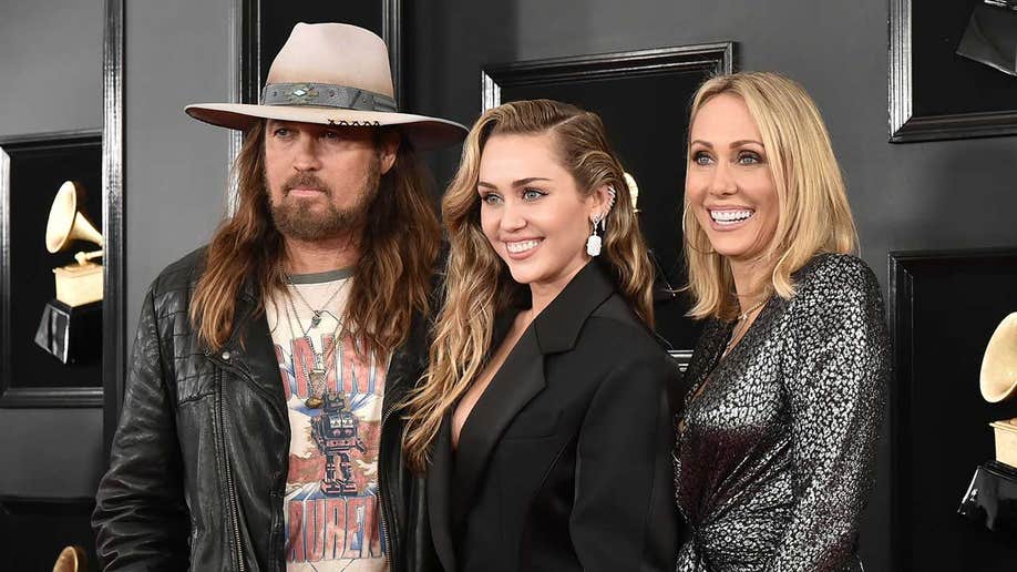 Billy Ray Cyrus, Miley Cyrus and Tish Cyrus at the 2019 Grammys