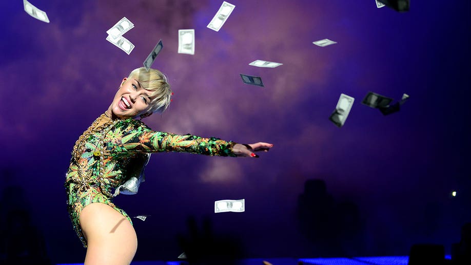 Short hair Miley Cyrus touring in Miami in 2014