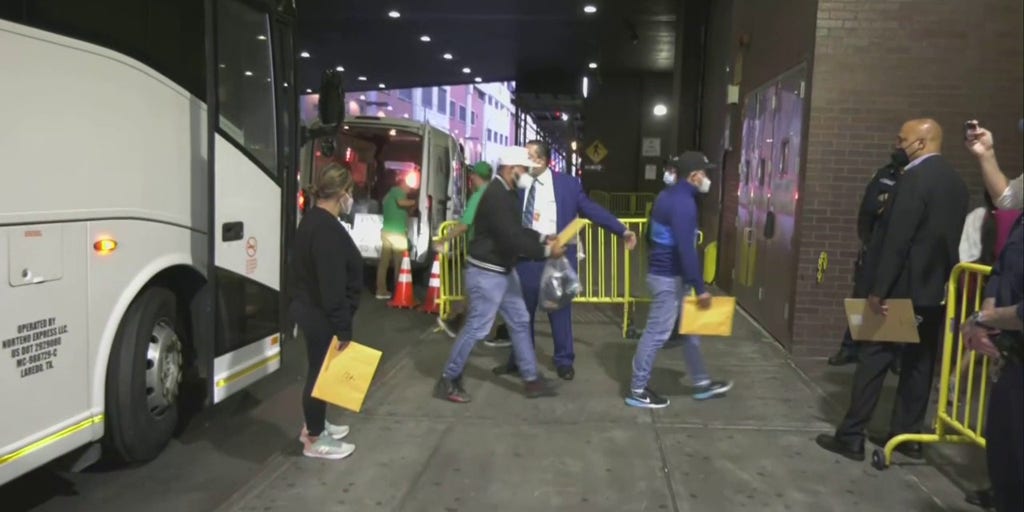 Another-migrant-bus-from-Texas-arrives-i