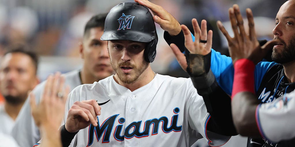 Miami, USA. 09th May, 2021. Miami Marlins third baseman Brian Anderson (15)  throws the ball to first base during the fourth inning against the  Milwaukee Brewers at loanDepot park in the Little