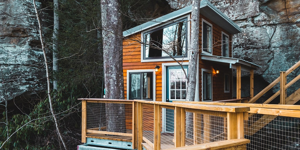 Kentucky Airbnb is suspended from the side of a cliff: 'Reignites the flame' of childhood - Vimarsana News
