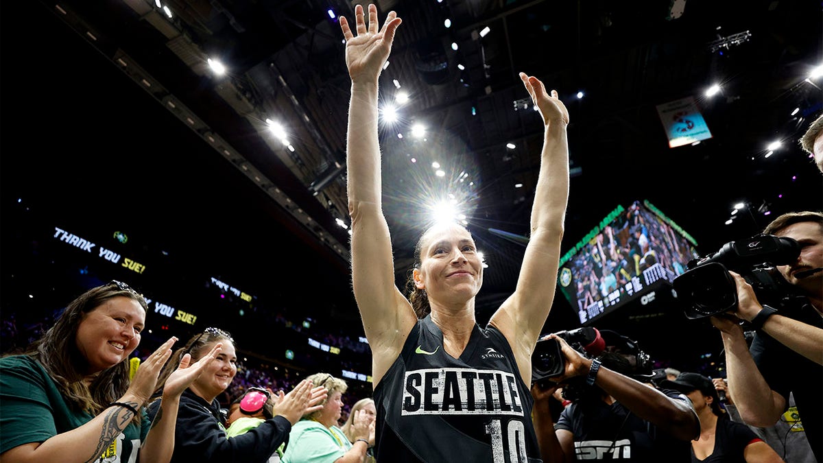 Sue Bird salutes crowd