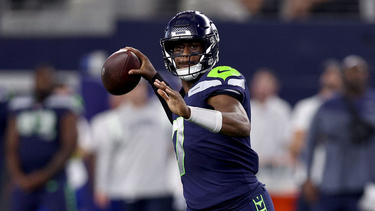 Geno Smith throws