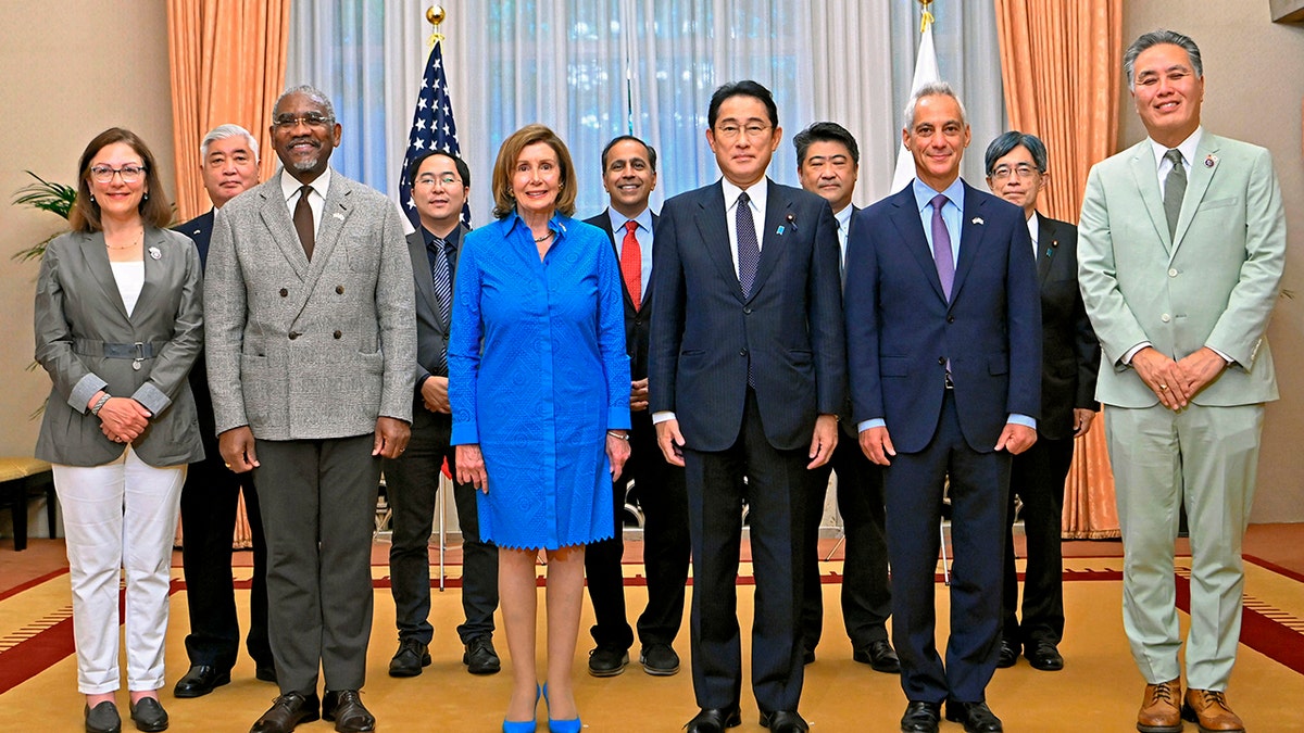 Nancy Pelosi, Prime Minister Fumio Kishida, the Democratic delegation and other Japanese officials pose for a picture