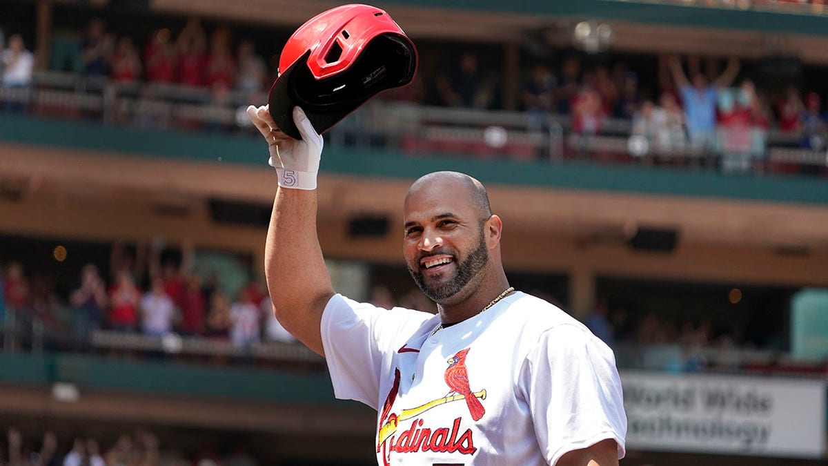 Albert Pujols tips his hat to the crowd