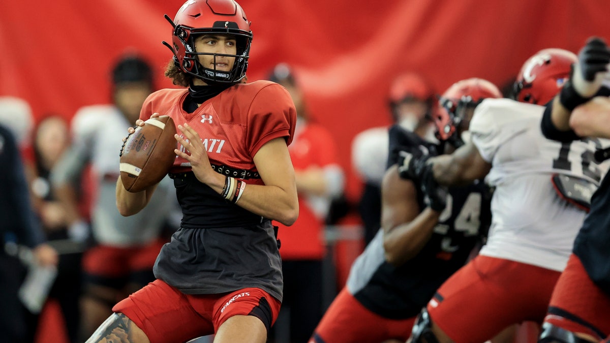 Cincinnati quarterback Evan Prater 