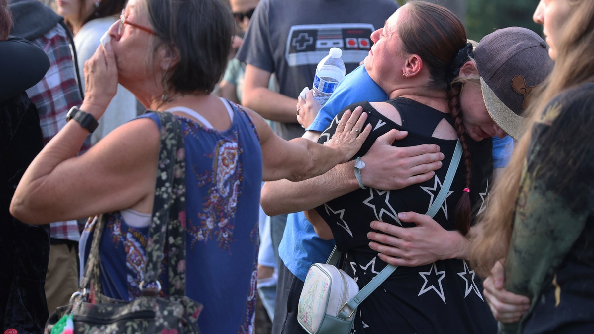 Mourners of Oregon shooting