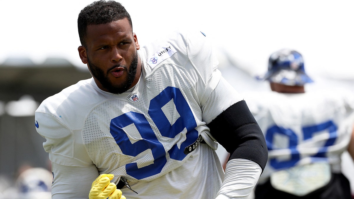 NFL on FOX - Confirmed: Aaron Donald lifts 