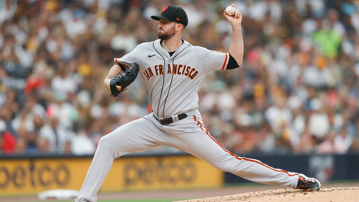 Alex Wood throws a pitch