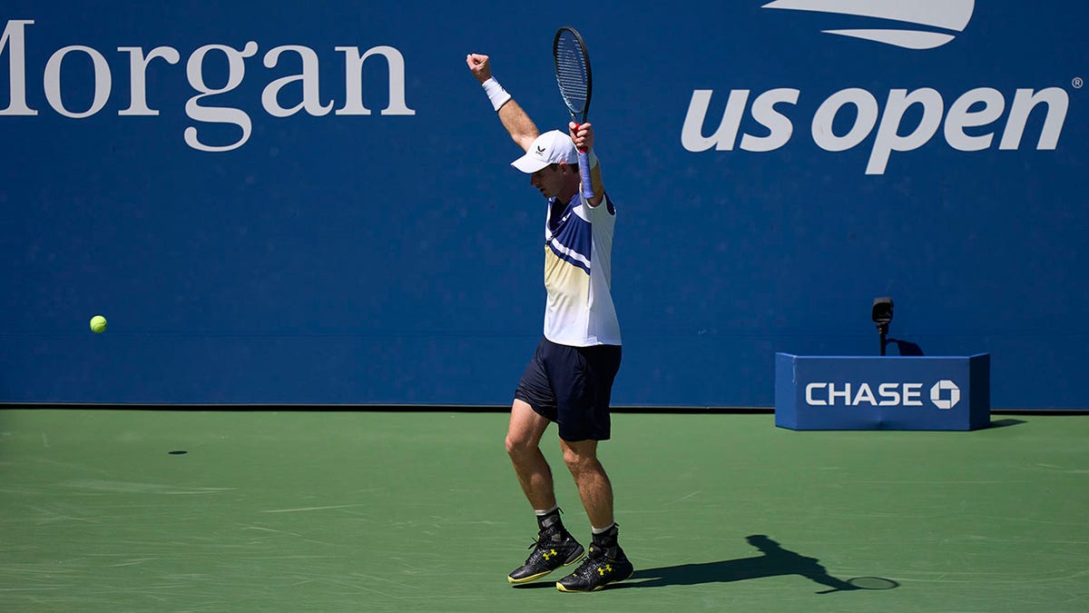 Andy Murray raises arms